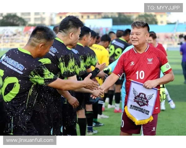 身高1米82的足球明星如何在绿茵场上展现非凡魅力与实力